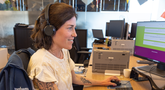 sandra achter computer