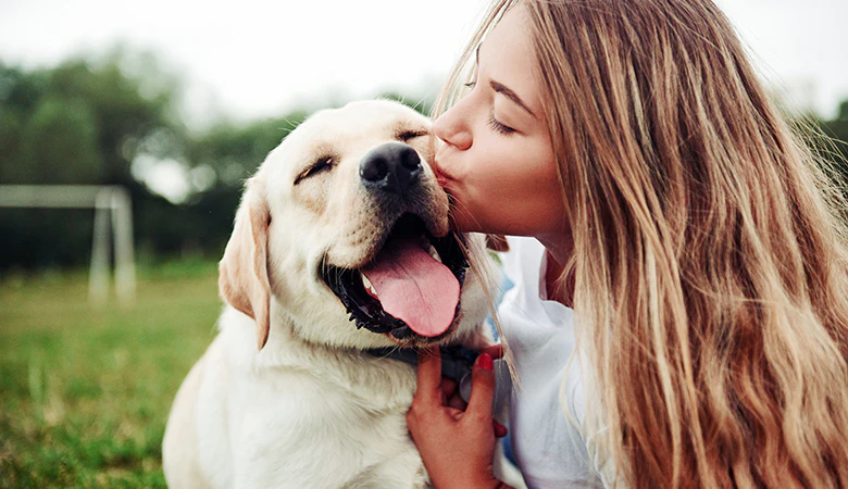 vrouw knuffelt met haar hond